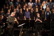 Eines von zwanzig Projekte, das von der Albert-Koechlin-Stiftung unterstützt wird: Albin Brun (links) Quartett & A-cappella-Gruppe vocabular. (Bild: Manuela Jans-Koch (Luzern, 26. November 2016))