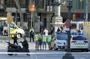 Die Polizei riegelt den Tatort an der Flaniermeile Las Ramblas grossräumig ab.