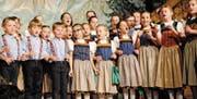 Aus vollen Kehlen: Das Kindercheerli steht den gestandenen Sängern in nichts nach. Bilder: Rosmarie Berlinger (11. März 2017)