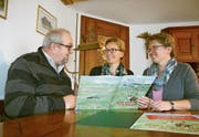 Hanspeter Eggenberger, Andrea Rohrer und Petra Vogler (von links) bei der Vorstellung ihres Kinderjodelbuches im vergangenen Jahr. (Bild: Marion Wannemacher (Flüeli-Ranft, 9. November 2016))