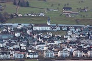 Wie ein Strich in der Landschaft: So präsentieren sich im Moment die neuen Lärmschutzwände entlang der A2 in Buochs. (Bild: PD)