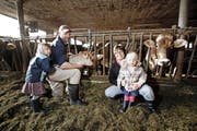 Die Familie Ulrich berichtet laufend aus dem Stall. Von links: Jasmin, Fridolin, Monika und Carolin Ulrich. (Archivbild Christof Borner-Keller)