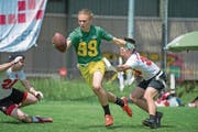 Cäsar Grüther von den Luzern Pikes (Mitte) versucht hier den Winterthurer Spielern zu entkommen. (Bild: Dominik Wunderli (Luzern, 10. Juni 2017))