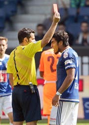 Platzverweis am Sonntag für Dario Lezcano: Gleich schlägt der FCL-Stürmer dem Schiedsrichter die rote Karte aus der Hand. (Bild Philipp Schmidli)