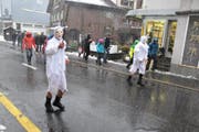 Bei Schneeregen fand am Dienstagnachmittag das Brotauswerfen in Einsiedeln statt. (Bild: René Hensler)