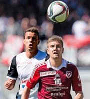 Vaduz-Verteidiger Florian Stahel (vorne), hier gegen Aaraus Petar Sliskovic, fordert mehr Kompaktheit in der Abwehr. (Bild: Keystone)