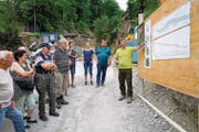 Ein Jahr nach dem Unwetter: Stephan Flury orientiert auf der Baustelle Wybergli über die Vorhaben zur Wiederherstellung der Hochwassersicherheit. (Bild: Romano Cuonz (Sarnen, 24. Juni 2017))