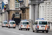 Bombendrohung in Belgien. Im Bild: Polizeiautos unterwegs in Brüssel. (Bild: AP Photo/ Geert Vanden Wijngaert)