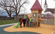 Die Spielplatz-Baukommission und die Vertreter der Baufirmen beim Spielplatz im Rudenzpark; von links: Thomas Epp, Sybille Huwyler Baumann, Sandro Stadler, Christian Hofer und Ivo Kneubühler. (Bild: PD (Flüelen, 16. November 2017))