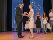 Regierungsrat Franz Enderli gratuliert Claudia Dillier zu ihrem Erfolg. (Bild: André A. Niederberger (Sarnen, 8. Juli 2017))