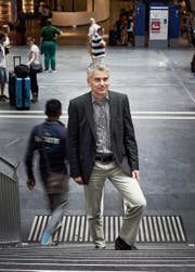 Ueli Stückelberger, Direktor des Verbands öffentlicher Verkehr, posiert im Bahnhof Bern. (Bild: Jakob Ineichen (7. Juli 2017))