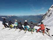 Giswiler Schüler geniessen auf Snowbikes die Aussicht auf das Sarneraatal im Skilager auf Mörlialp. (Bild: Florence Racine (Giswil, 14. März 2018))
