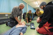 Das Urner Forstpersonal übte lebensrettende Sofortmassnahmen, unter anderem die Herzmassage. (Bild: Urs Hanhart (Erstfeld, 1. Dezember 2017))