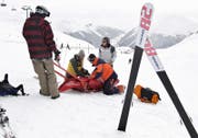 Ein Mädchen wird nach einem Unfall auf einem Schlitten für den Abtransport bereitgemacht. (Bild: Arno Balzarini / Keystone)