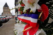 Blumen erinnern vor der Kirche in Saint-Étienne-du-Rouvray an den blutigen Anschlag. (Bild: EPA / Ian Langsdon)