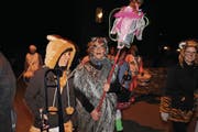 Buntes Treiben in Isenthal: Ruth Infanger (links) führt die Katzenmusik an. (Bild: Elias Bricker (Isenthal, 23. Februar 2017))