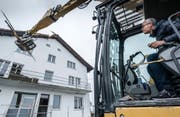 Bauherr Ronald Kuster beim speziellen Spatenstich. (Bild: Christoph Riebli (Ennetmoos, 28. April 2017))