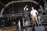 Maurus Schönenberger (rechts) und Markus Waelti nehmen die letzten Installationen an der Bühne vor. (Bild Christian H. Hildebrand)