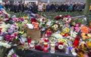 Schweigeminute zugunsten der Opfer in Den Haag (Bild: EPA / Jerry Lampen)