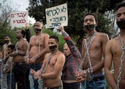 Protest vor dem israelischen Parlament: Eritreische Migranten inszenieren sich als Sklaven. (Bild: Oded Balilty/AP (Jerusalem, 17. Januar 2018))