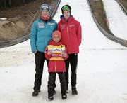 Trainer Sven Arnold (links) mit Aron Russi (rechts) und Elias Arnold. (Bild: pd)
