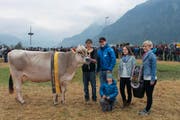 Die neue Miss Attinghausen, Golden Boy Gina, von Züchter Kilian Huwyler-Furrer konnte sich feiern lassen. (Bild Robi Kuster)