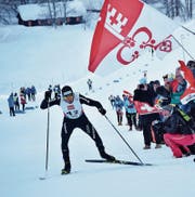 Janik Riebli sprintet mit Unterstützung der Fans den Berg hinauf. (Bild: Lars Kiser (Goms, 28. Januar 2018))