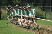 Die Engelberger 640-Kilogramm-Mannschaft bei der Arbeit. (Bild: PD)