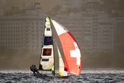Sebastien Schneiter und Lucien Cujean während dem dritten Rennen der Herren in der 49er Klasse im Segelbewerb in Rio de Janeiro. Das dritte Rennen fand bereits am Freitag statt. Die Rennen neun bis 12 sind für Dienstag angesetzt. (Bild: Keystone / Johann Groder)