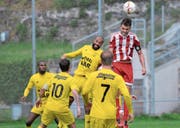 Nando Omlin (rechts) beherrscht hier gegen den FC Altdorf den Luftraum. (Bild: Urs Hanhart (Altdorf, 14. Mai 2017))