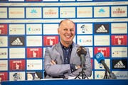 Er will für den FCL die Ärmel nach hinten krempeln: der neue Geschäftsführer Marcel Kälin gestern bei seiner Vorstellung im Mediencenter der Swissporarena. (Bild Roger Grütter)
