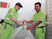 Gemeinsam anpacken: Werkdienstleiter Thomas Arnold (links) und Sonam Tsering Shardupenki. (Bild: Adrian Venetz (Kerns, 11. Oktober 2017))