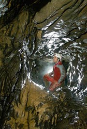 Vor 18 Jahren wurde die Sternenhöhle im Ybrig entdeckt. Die Vermessung ist in der ersten Etappe abgeschlossen. (Bild: PD)