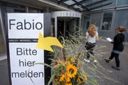 Wegweiser vor dem Kantonsspital Niwalden. (Bild: keystone/Urs Flüeler)
