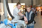 Selber Ausprobieren unter Anleitung war an den diversen Informationsständen an der Zentralschweizer Bildungsmesse angesagt. (Bild: pd)