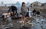 Afghanische Flüchtlinge waschen sich vor ihrem Obdach, einem verlassenen Lagerhaus. (Bild:)