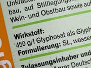 Ein neues Gutachten der europäischen Chemikalienagentur Echa stuft den umstrittenen Unkrautvernichter Glyphosat als nicht-krebserregend ein. (Archiv). (Bild: KEYSTONE/EPA DPA/CARSTEN REHDER)