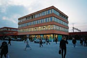 Zu den Pendlerzeiten sind am Bahnhof Baar jeweils viele Personen unterwegs. (Bild: Stefan Kaiser (Baar, 27. Februar 2018))