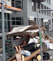 Teile von Plastikblachen hatten sich vom Gerüst gelöst. (Bild: Leserbild Bote der Urschweiz)