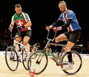 Hängt nun sein Radballvelo an den berühmten Nagel: der ehemalige Weltmeister Dominik Planzer (links). (Bild: PD)