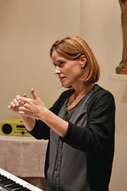Dirigentin Franziska Dahinden bei der Probenarbeit mit dem Jodlerklub Seerose Flüelen. (Bild: Georg Epp (Flüelen, 3. Oktober 2017))