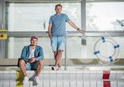 Rapper Mimiks (links) und Geschäftsführer Gregor Anderhub im Luzerner Neubad, dem Geschäftssitz von Viva con Agua Schweiz. (Bild: Boris Bürgisser (Luzern, 8. August 2017))