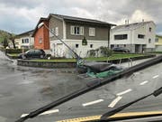 Der Sturm knickte in Oberdorf eine Barriere um, zerstörte in Ennetbürgen ein Trampolin, drehte beim Flugplatz Buochs ein Kleinflugzeug um und sorgte zudem für wehende Haare und peitschendes Wasser. (Bilder: Corinne Glanzmann, Urs Flüeler/Keystone, PD)