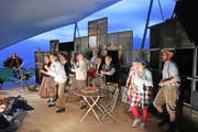 Mit Inbrunst wird auf dem Schönenböldli im Alpentheater von Beppi Baggenstos und Stefan Wieland gesungen. (Bild Marion Wannemacher)