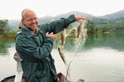 Projektleiter Pascal Vonlanthen fischt im See auch nach Informationen. (Bild: Romano Cuonz (Sarnen, 12. September 2017))
