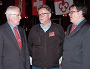 Präsident Friedrich Häcki (links) mit dem neu gewählten Vorstandsmitglied Sepp Kost und dem scheidenden Jungschützenbetreuer (Mitte) und neuen Ehrenmitglied Bruno Kathriner. (Bild: Richard Greuter (Engelberg, 7. 4. 18))