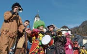 Die Flüeler Schulkatzenmusik fand bei wunderschönem Wetter statt. Auch die Kindergärtler waren unterwegs – mit selbst gebastelten Trommeln. (Bilder: Georg Epp (5. Februar 2018))