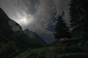 Das Naturschauspiel im Meiental begann am Dienstagabend mit einigen grellen Blitzen. (Bild: Peter Lienert (Husen im Meiental, 18. Juli 2017))