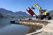 In Seewen wird das offizielle Seebad-Boot gewassert. Im Hintergrund die immer noch weisse Rigi. (Bild: Leserfoto)