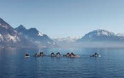 Yoga-Übungen auf dem Stand-up-Paddling-Brett vor Buochs. (Bild: Isabel Christen (Buochs, 29. Januar 2017))